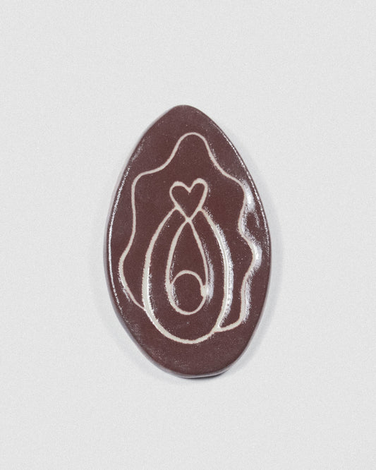 Vulva magnet (dark brown)